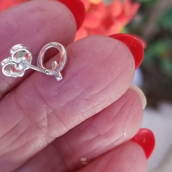 Sterling Silver Q earring - Picture 2 of 2